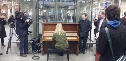 valentina-lisitsa-plays-for-stranded-passengers-1363124271-article-0