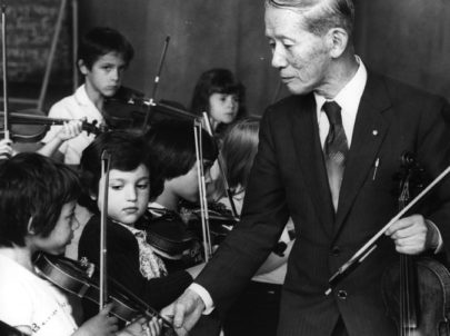 Shinichi Suzuki with young violinists while on a trip to Britain in 1980 to demonstrate his teaching method. Credit Ian Tyas/Keystone Features, via Getty Images 