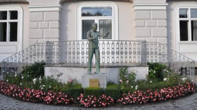 Bronze statue of Herbert von Karajan in front of his birthplace in Salzburg photo: picture alliance / zb