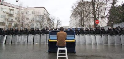 pianist-chopin-ukraine-riot-police-1386931916-article-0